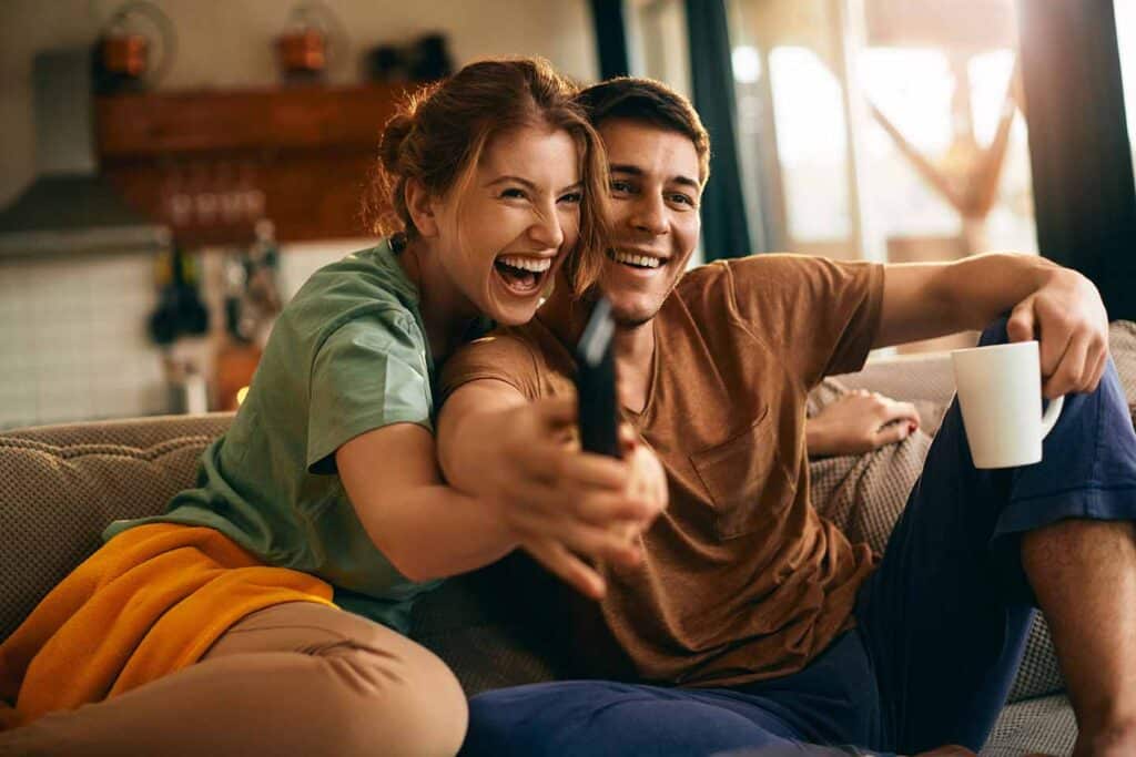 Home 6 Casal assistindo Tv na Império TV - teste IPTV Grátis